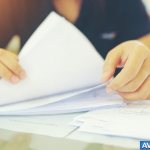 Девушка, перебирающая документы