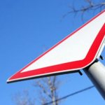 Как выглядит знак «Уступи дорогу» и как его читать в различных ситуациях?