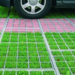 машина на газоне