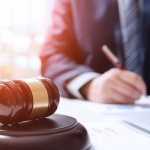 Мужчина, заполняющий документы