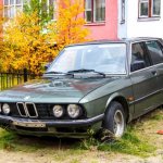 на газоне парковка